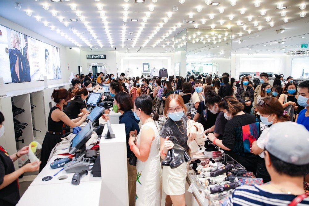 Hàng dài chờ thanh toán trong ngày Vincom Black Friday đầu tiên: “Lâu nhưng đáng!”