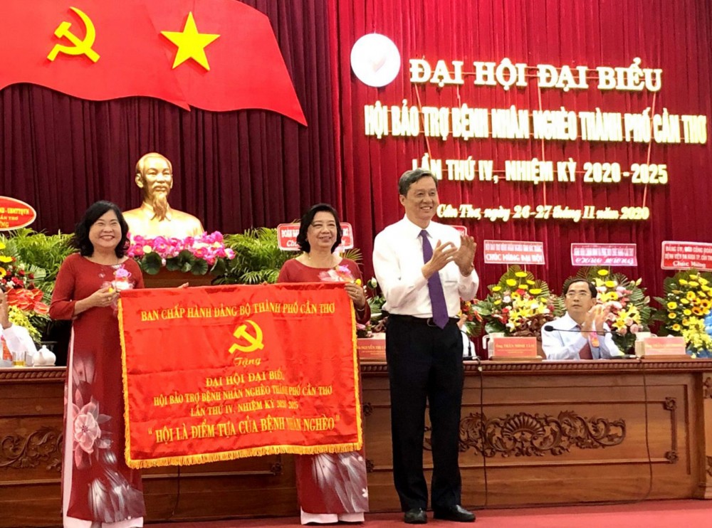Đồng chí Phạm Văn Hiểu, Phó Bí thư Thường trực Thành ủy, Chủ tịch HĐND TP Cần Thơ trao bức trướng của Thành ủy tặng Hội BTBNN thành phố nhiệm kỳ 2020-2025.
