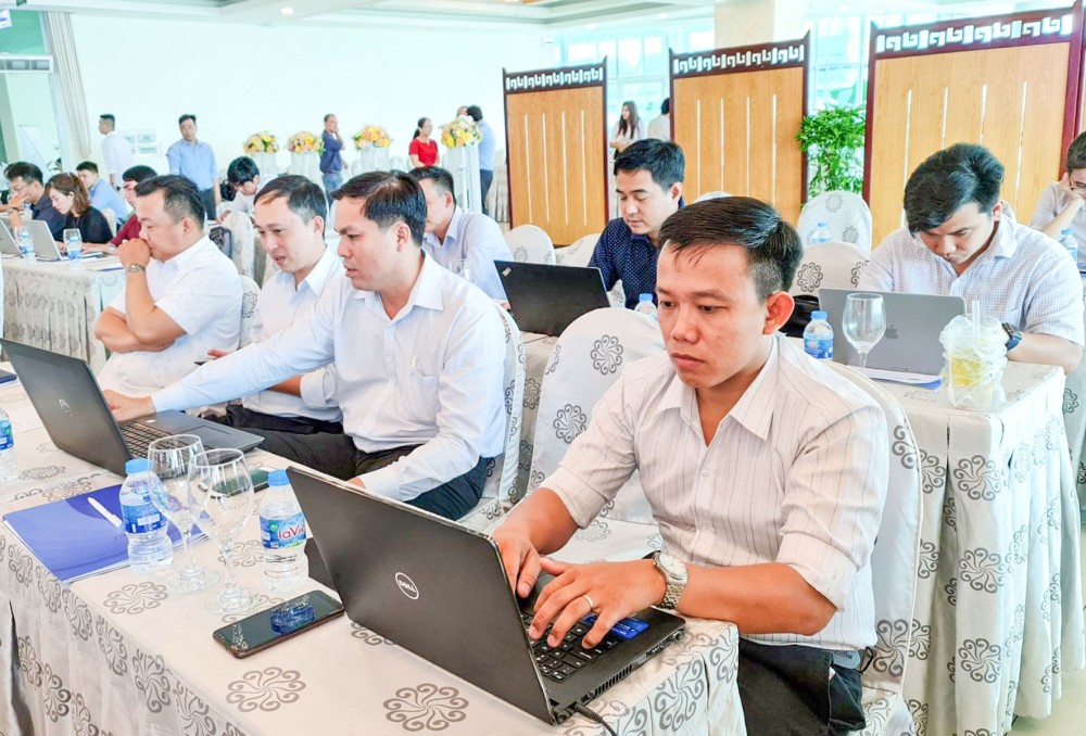 Các đại biểu tham gia diễn tập thực hành xử lý các tình huống an toàn thông tin mạng.