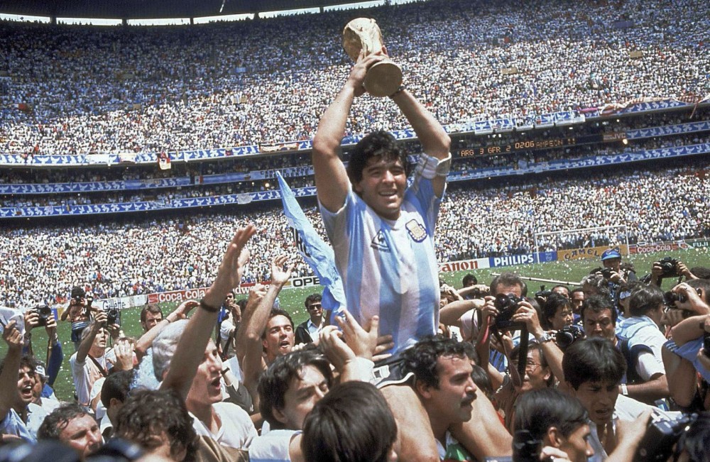 Vĩnh biệt một huyền thoại Người hùng Maradona với Cúp vàng World Cup năm 1986. Ảnh: AP