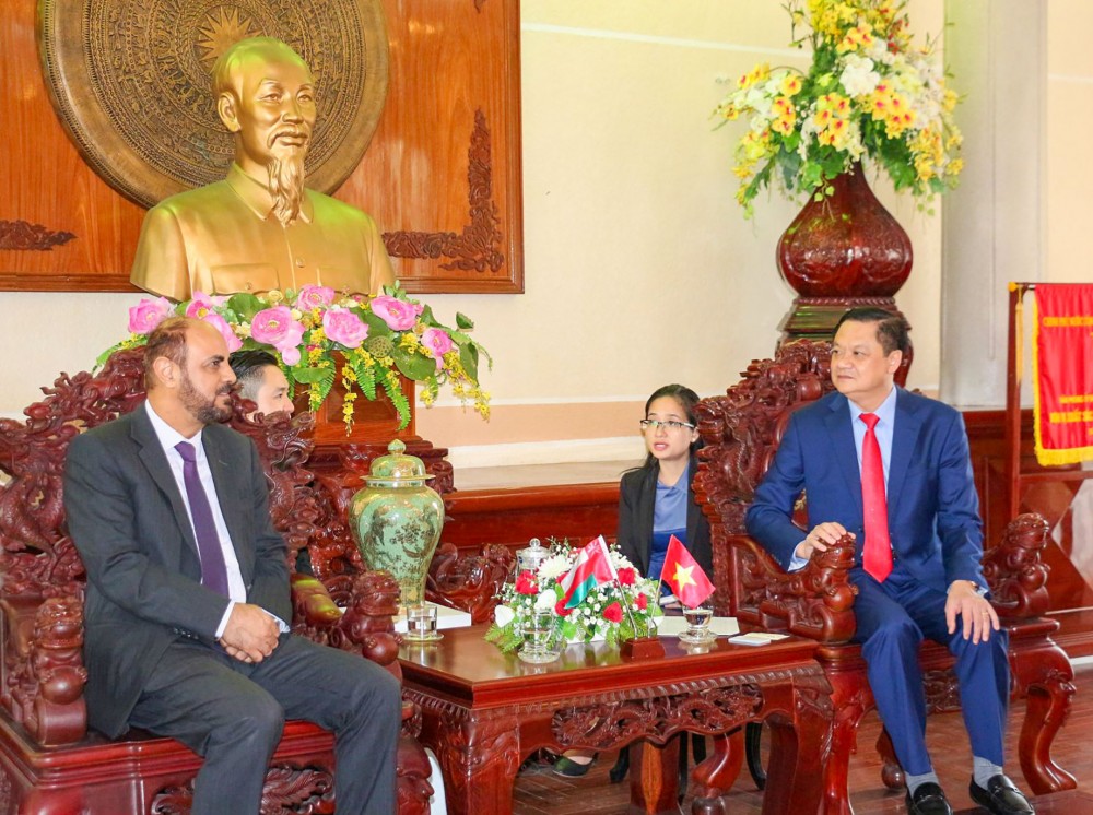Phó Chủ tịch UBND TP Cần Thơ Dương Tấn Hiển (bên phải) trao đổi với ngài Đại sứ Oman tại buổi tiếp.