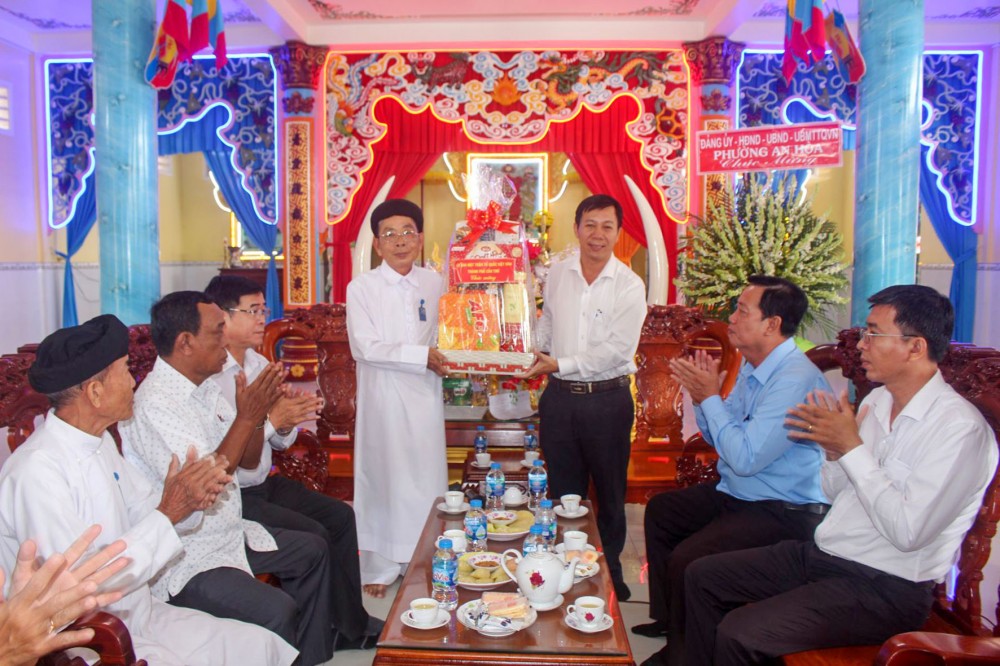 Đồng chí Tống Văn Nhịn, Phó Chủ tịch Thường trực Ủy ban MTTQVN thành phố, tặng quà chúc mừng Ban Đại diện Hội thánh Cao Đài Tây Ninh TP Cần Thơ.