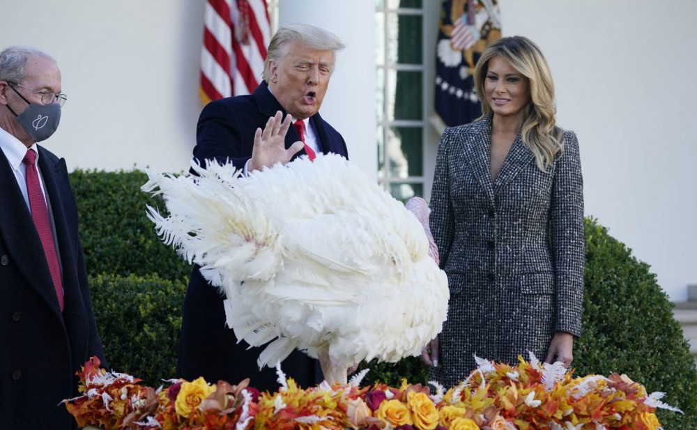 Ông Trump nêu điều kiện
rời Nhà Trắng Tổng thống Trump cùng phu nhân Melania trong Lễ Tạ ơn quốc gia. Ảnh: White House