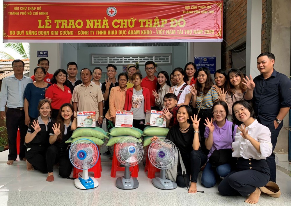 Niềm vui của các gia đình nghèo, khó khăn được nhà hảo tâm trao tặng Nhà CTĐ, tạo điều kiện để an cư lạc nghiệp.