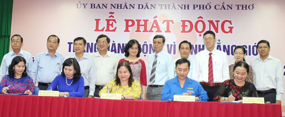 Tích cực hưởng ứng
Tháng hành động vì bình đẳng giới Lãnh đạo các sở, ngành ký kết hưởng ứng Tháng hành động vì BĐG và phòng, chống bạo lực trên cơ sở giới. Ảnh: C.T.V