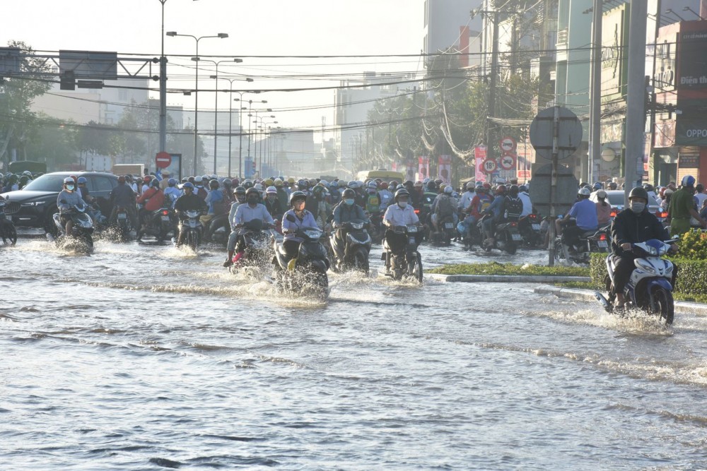 Đợt triều cường vừa qua, tuyến đường Mậu Thân ngập rất sâu, ảnh hưởng đến việc đi lại của người dân.