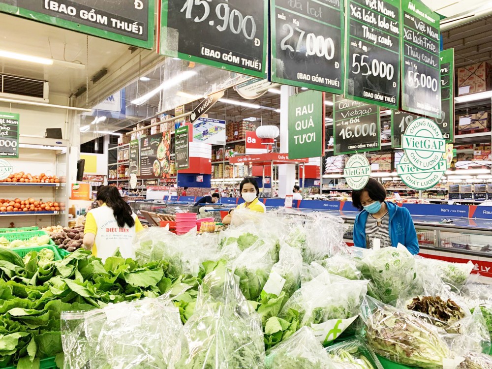 Siêu thị là điểm tham gia tích cực Chương trình. Trong ảnh: Khách mua hàng siêu thị MM Mega market Hưng Lợi.