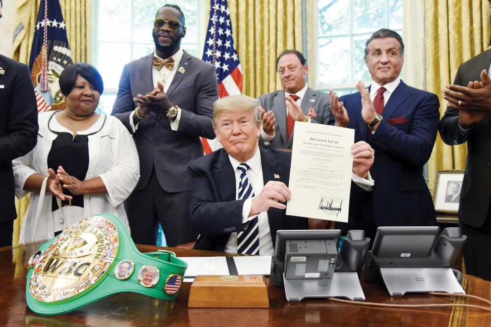 Mỹ điều tra đường dây “hối lộ hưởng ân xá” Tổng thống Trump được dự đoán sẽ ký lệnh ân xá cho nhiều cộng sự trước khi rời Nhà Trắng. Ảnh: EPA