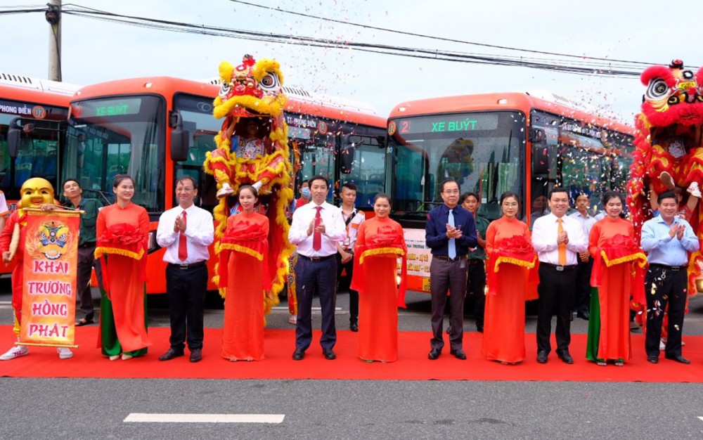 Lễ cắt băng khai trương 2 tuyến xe buýt mới.