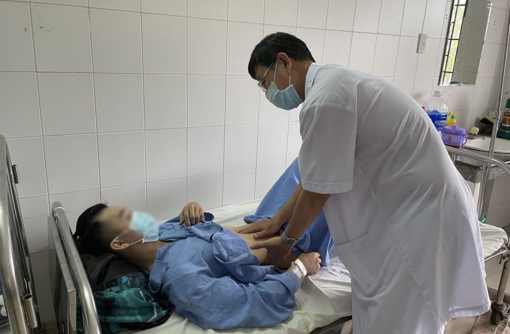Bác sĩ thăm khám cho bệnh nhân. Ảnh: BV cung cấp