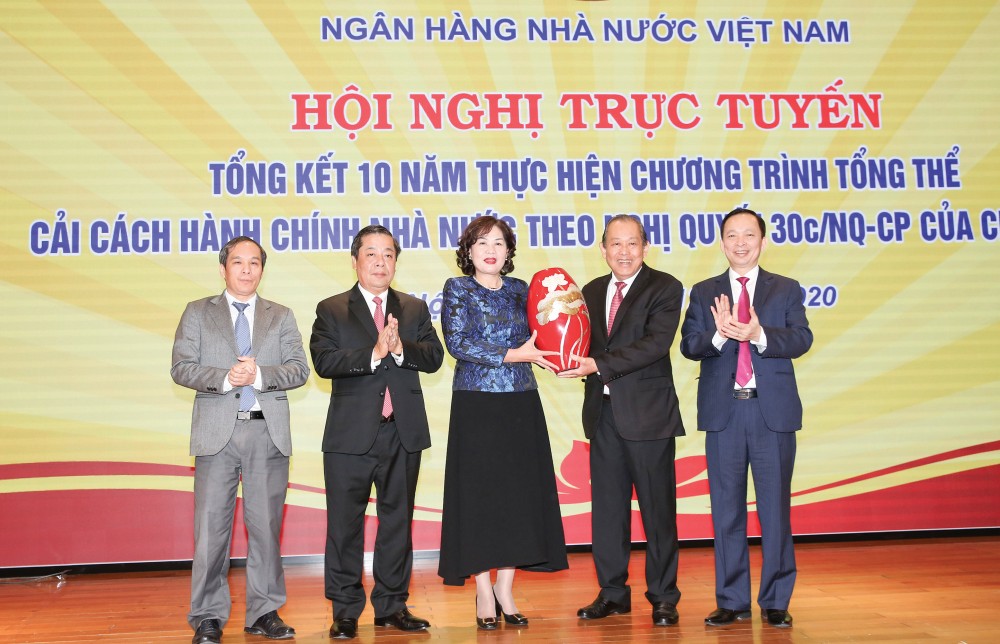 Phó Thủ tướng Thường trực Chính phủ Trương Hòa Bình trao quà lưu niệm tặng NHNN Việt Nam. Ảnh: VGP/LÊ SƠN