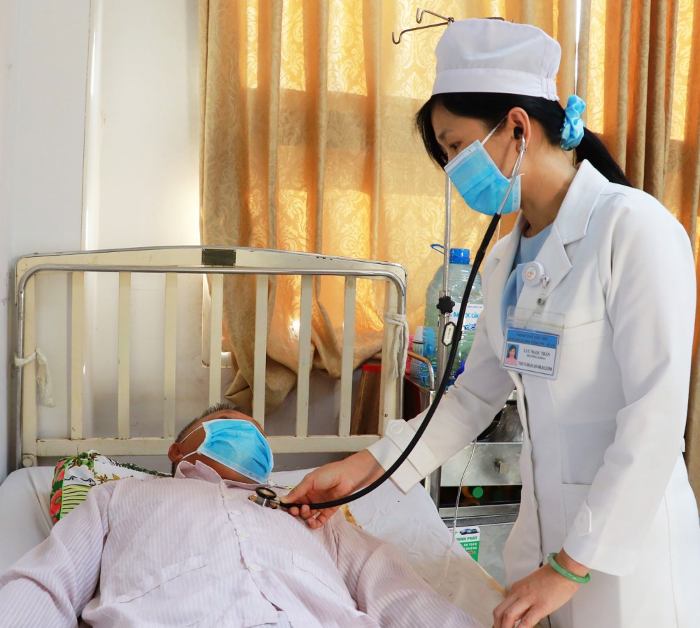 Bác sĩ CKII Lưu Ngọc Trân kiểm tra diễn tiến sức khỏe người bệnh điều trị tại khoa.