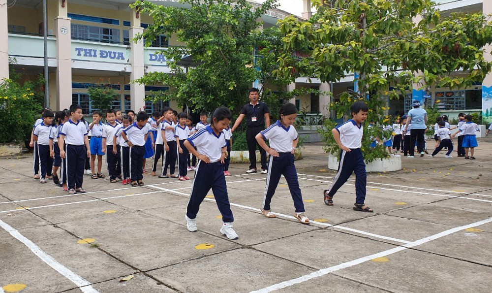 Học sinh Trường Tiểu học Mỹ Khánh 1, huyện Phong Điền trong giờ học thể dục.