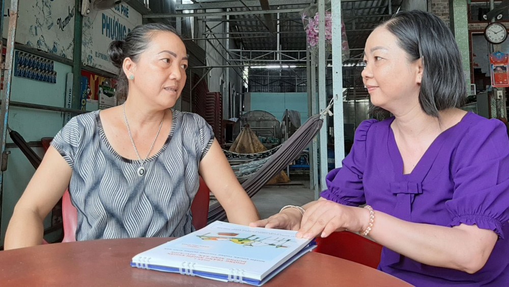 Cộng tác viên dân số huyện Thới Lai trò chuyện với chị em về thông tin chăm sóc sức khỏe sinh sản, kiến thức nuôi dạy con.
