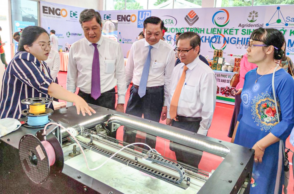 Các đồng chí lãnh đạo TP Cần Thơ tham quan, tìm hiểu về các thiết bị công nghệ mới được trưng bày giới thiệu tại Hội chợ Nông nghiệp  Quốc tế Việt Nam diễn ra tại TP Cần Thơ hồi tháng 11-2020.