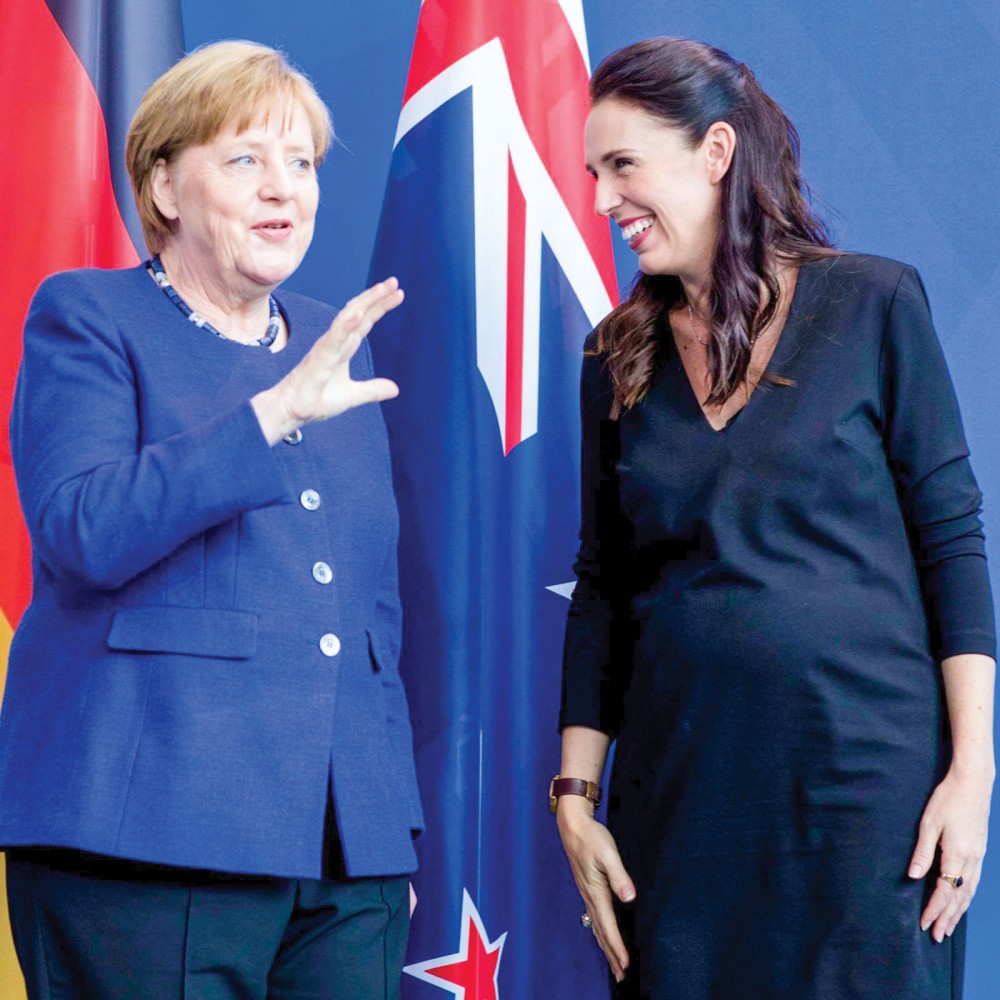 Thủ tướng Đức Merkel (trái) và người đồng cấp New Zealand Ardern. Ảnh: DPA