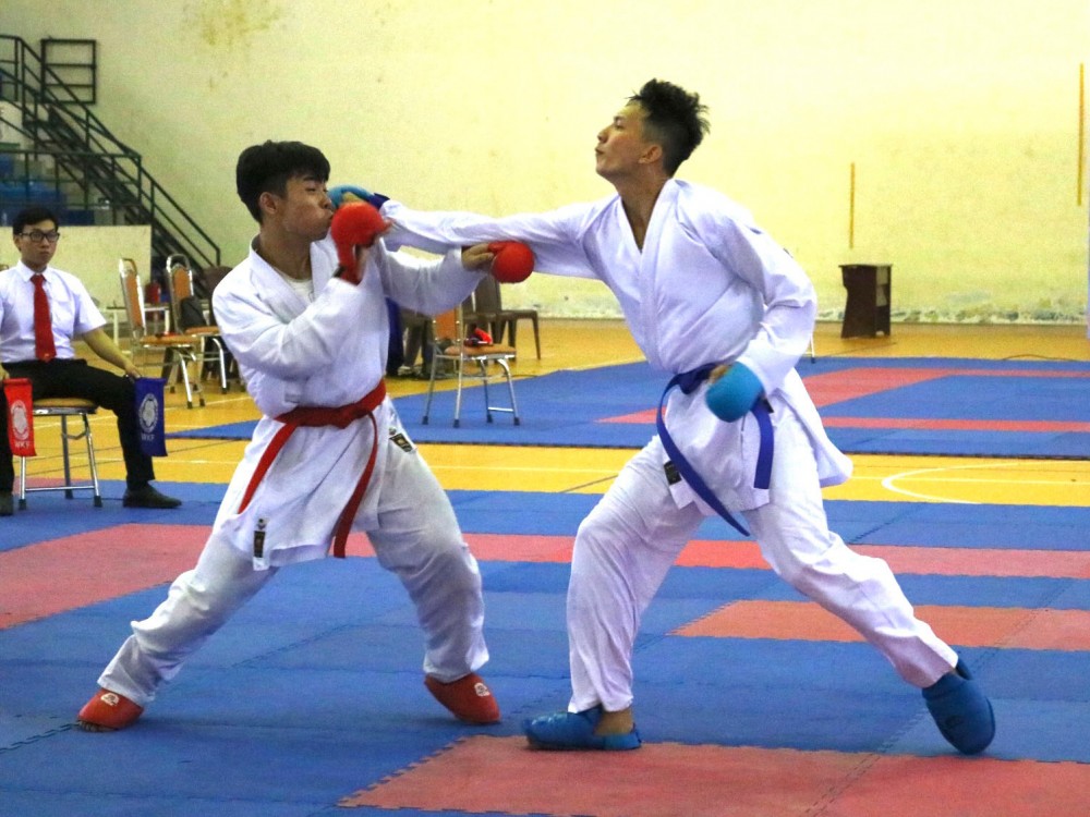 Karate là một trong 6 môn thể thao của Cần Thơ hoàn thành chỉ tiêu tại Đại hội. Trong ảnh: Võ sĩ Phạm Hoàng Nhi (phải) của Cần Thơ trong trận chung kết và giành HCV hạng cân dưới 75kg nam.