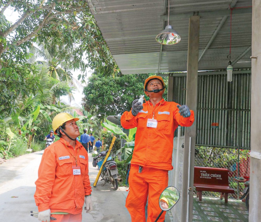 Công nhân ngành điện lắp đặt, thay đèn tiết kiệm điện tại một tuyến đường giao thông nông thôn,… trên địa bàn huyện Thới Lai.