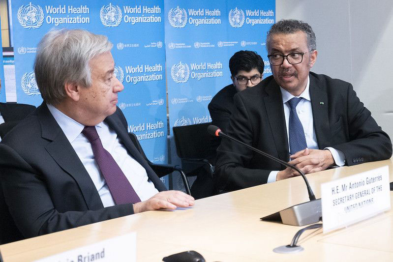 TTK LHQ Guterres (trái) và Tổng Giám đốc Tổ chức Y tế Thế giới (WHO) Tedros Adhanom Ghebreyesus thảo luận cách ứng phó COVID-19. Ảnh: UN Photo