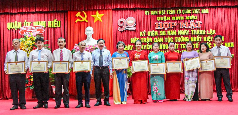 Các tập thể có thành tích xuất sắc trong thực hiện công trình chào mừng đại hội đảng các cấp và Ngày thành lập Mặt trận Dân tộc thống nhất Việt Nam được nhận Bằng khen của UBND TP Cần Thơ.