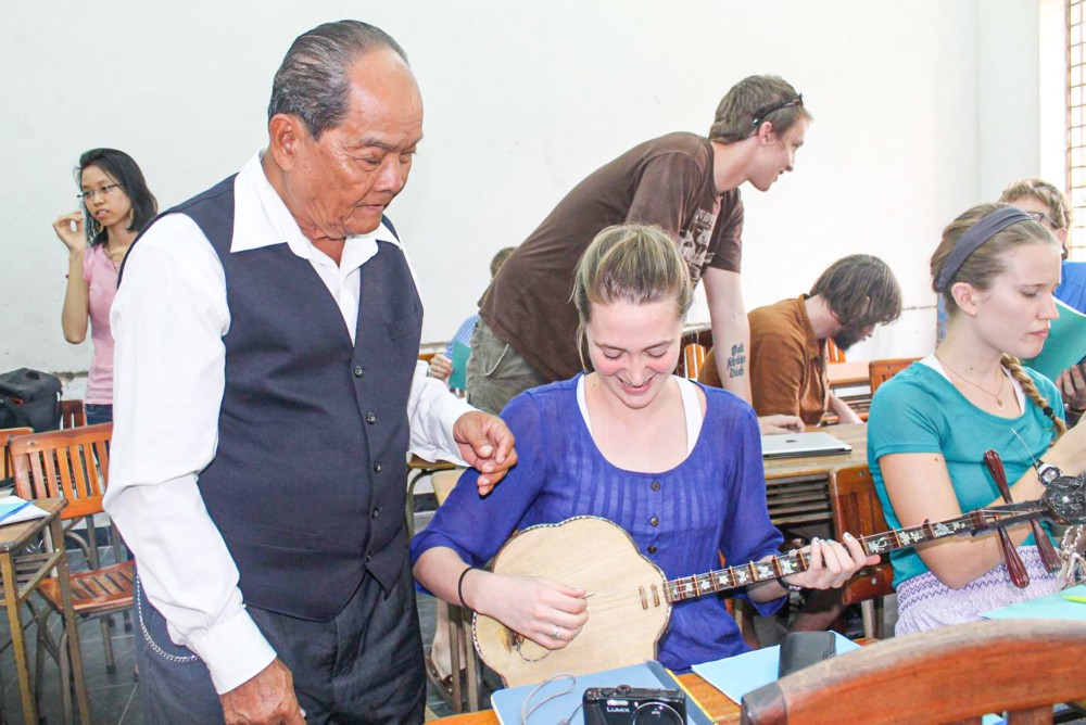 Nghệ nhân Minh Đức nhiều năm qua truyền dạy cho rất nhiều sinh viên nước ngoài về Đờn ca tài tử. Ông cũng là người sáng chế cây đờn sến 3 dây.