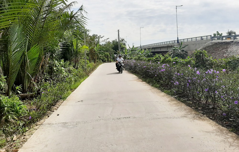 Nhiều tuyến đường ở huyện Phong Điền được nâng cấp khang trang và trồng hoa tạo cảnh quan huyện nông thôn mới.