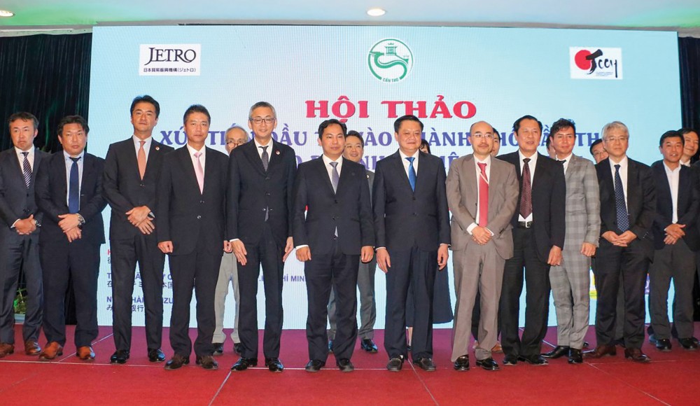 Lãnh đạo TP Cần Thơ chụp hình lưu niệm với đại diện chính quyền và doanh nhân Nhật Bản đang hoạt động tại Việt Nam tại Hội thảo Xúc tiến Đầu tư vào TP Cần Thơ tổ chức tại TP Hồ Chí Minh năm 2019. Ảnh: N.H  