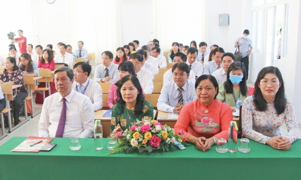 Đồng chí Phạm Văn Hiểu, Phó Bí thư Thường trực Thành ủy, Chủ tịch HĐND thành phố (người thứ 4 từ phải sang) dự lễ khai giảng.