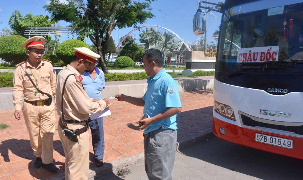 CSGT-TT Công an quận Ô Môn kiểm tra hành chính đối với người điều khiển ô tô khách trên đường Tôn Đức Thắng. 