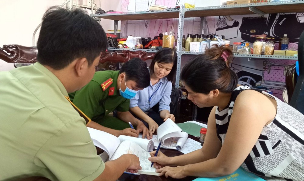 Siết chặt quản lý thị trường cuối năm Cán bộ công chức Cục QLTT TP Cần Thơ thực hiện kiểm tra kinh doanh hàng hóa tại một cơ sở bán hàng trực tuyến (online) trên địa bàn quận Ninh Kiều.