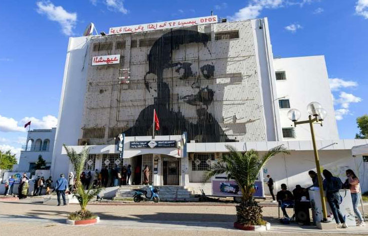 Hình ảnh người thanh niên Mohammed Bouazizi trước một văn phòng ở thị trấn quê hương. Ảnh: AFP
