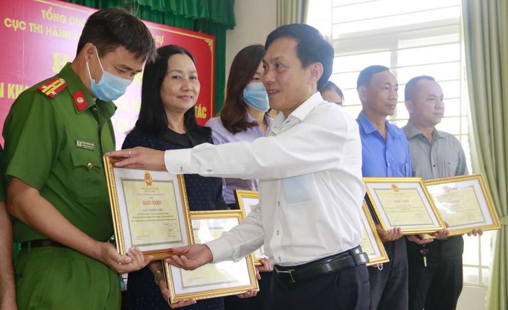 Ông Nguyễn Ngọc Hè, Phó Chủ tịch UBND TP Cần Thơ, trao Bằng khen cho các cá nhân, tổ chức có thành tích xuất sắc trong công tác THADS năm 2020.