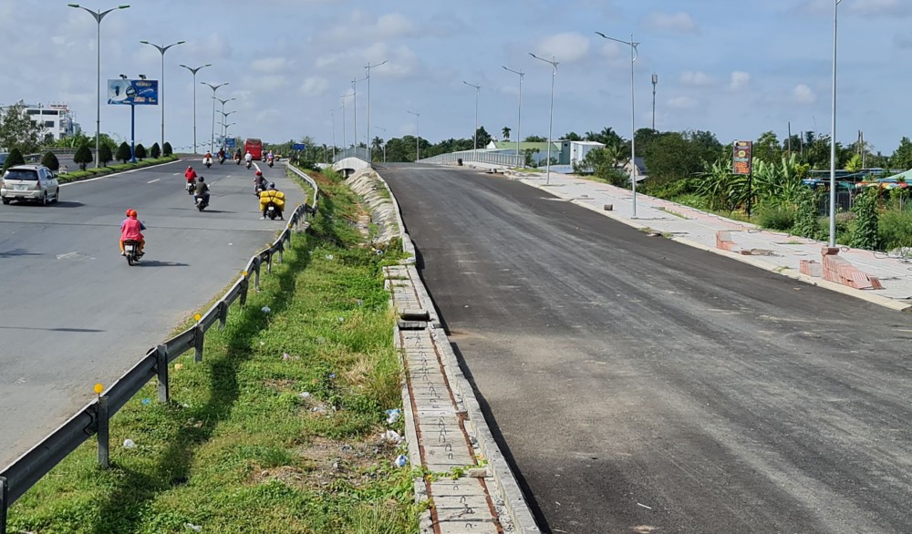 Công trình đường Trần Hoàng Na (đoạn song song quốc lộ 1A đến nút giao IC3) đã thảm nhựa mặt đường.