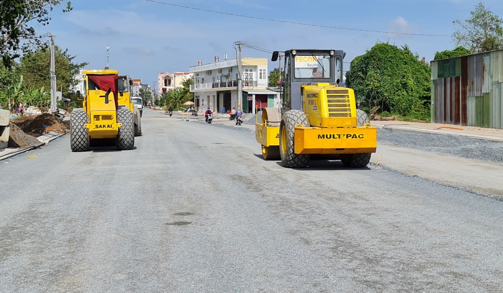 Công trình đường Trần Hoàng Na (đoạn từ đường Nguyễn Văn Cừ đến cầu Trần Hoàng Na) đang được công nhân tập trung thi công mặt đường.