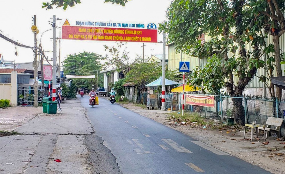 Tuyến đường trên địa bàn phường Trung Nhứt được lắp băng rôn cảnh báo về an toàn giao thông.