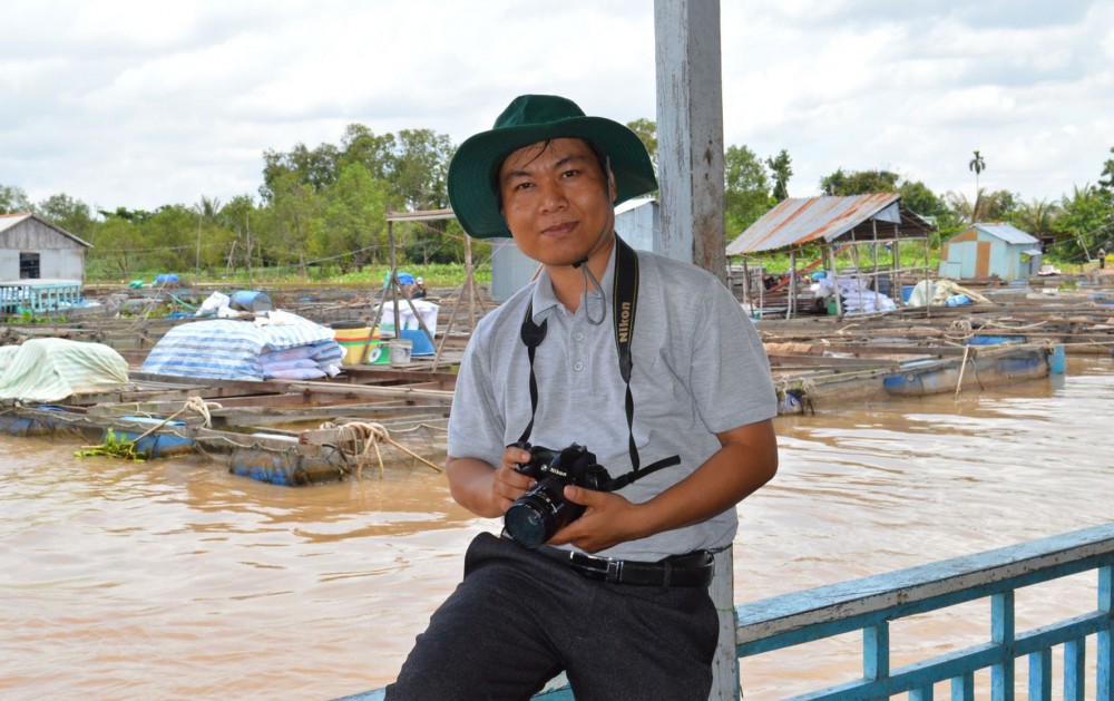 Nhà báo Dương Út trong một chuyến tác nghiệp. Ảnh: NVCC