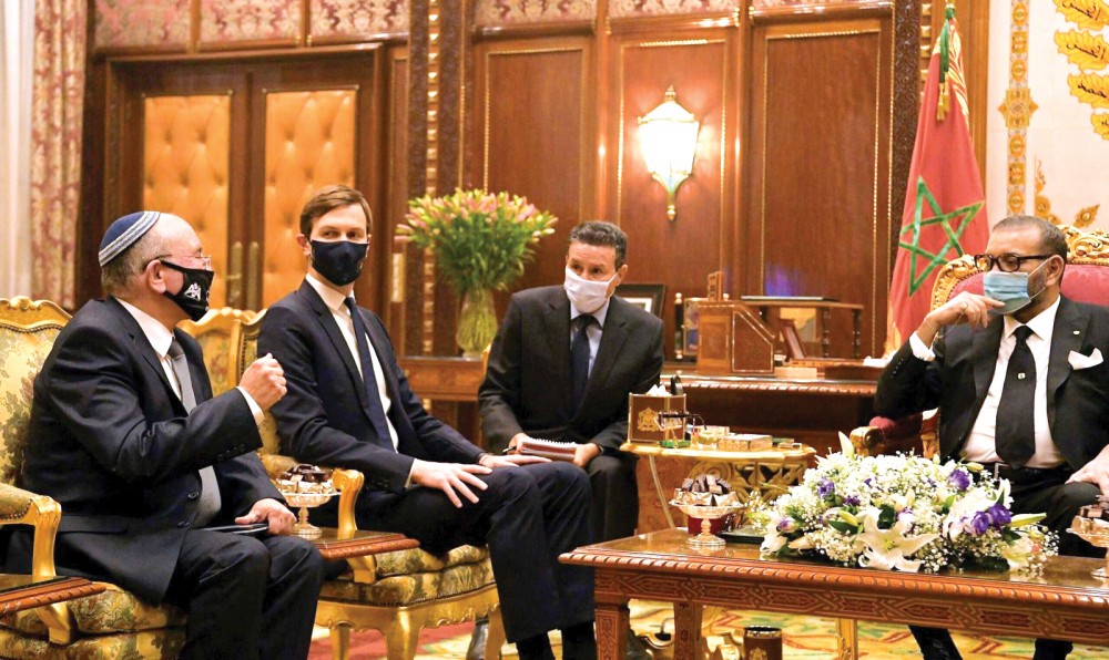 Ông Trump nỗ lực phút chót giúp Israel Quốc vương Maroc Mohammed VI (phải) gặp Cố vấn Nhà Trắng Kushner (giữa) và đại diện Israel hôm 22-12. Ảnh: GPO