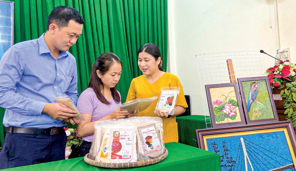 Cơ sở Thuận Hòa giới thiệu sản phẩm từ các loại hạt tại một sự kiện ở TP Cần Thơ.