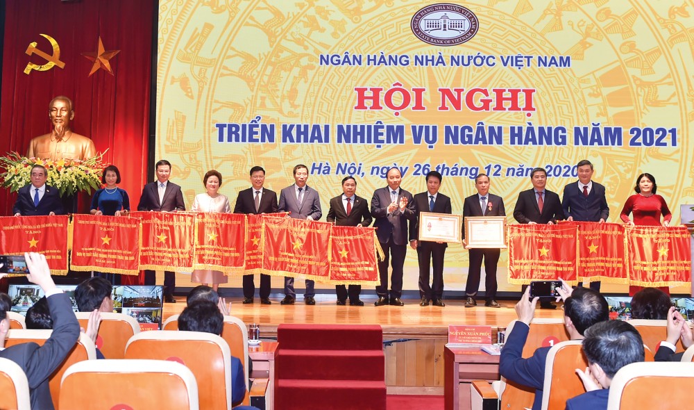 Thủ tướng Nguyễn Xuân Phúc trao các phần thưởng cao quý của Đảng, Nhà nước cho các tập thể, cá nhân xuất sắc của Ngân hàng Nhà nước. Ảnh: VGP/Quang Hiếu