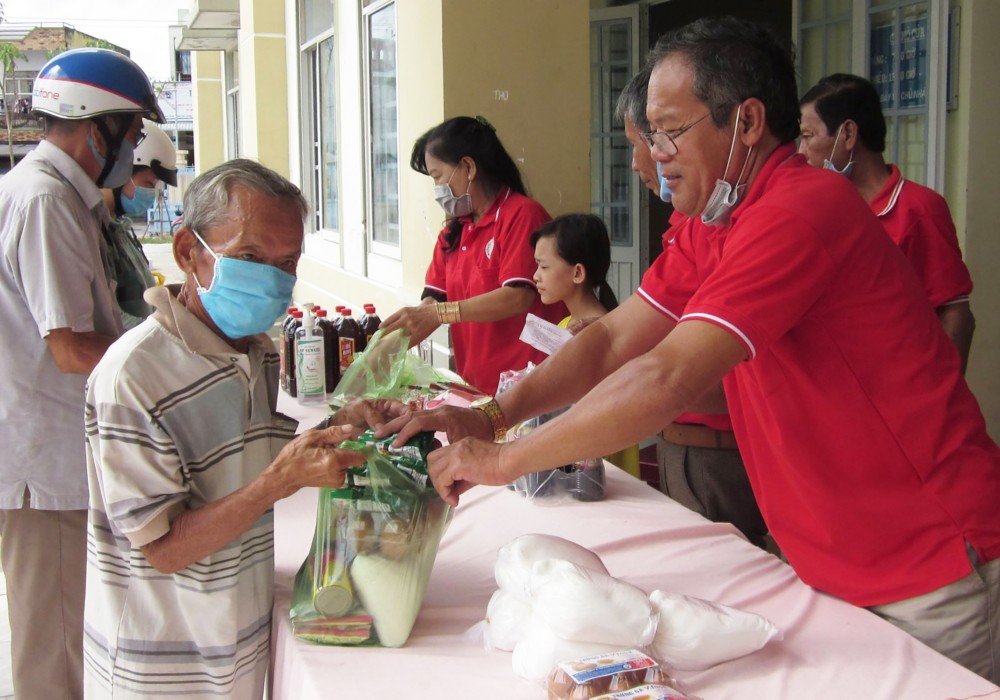 Phiên Chợ nhân đạo phường Thường Thạnh, quận Cái Răng, cấp phát nhu yếu phẩm cho hộ nghèo, khó khăn trên địa bàn.