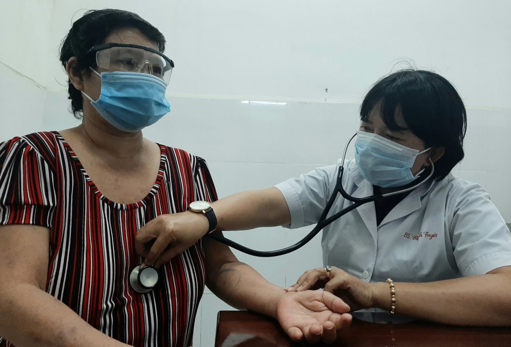 Bác sĩ Trạm Y tế phường An Cư, quận Ninh Kiều, kiểm tra sức khỏe cho người bệnh ĐTĐ.