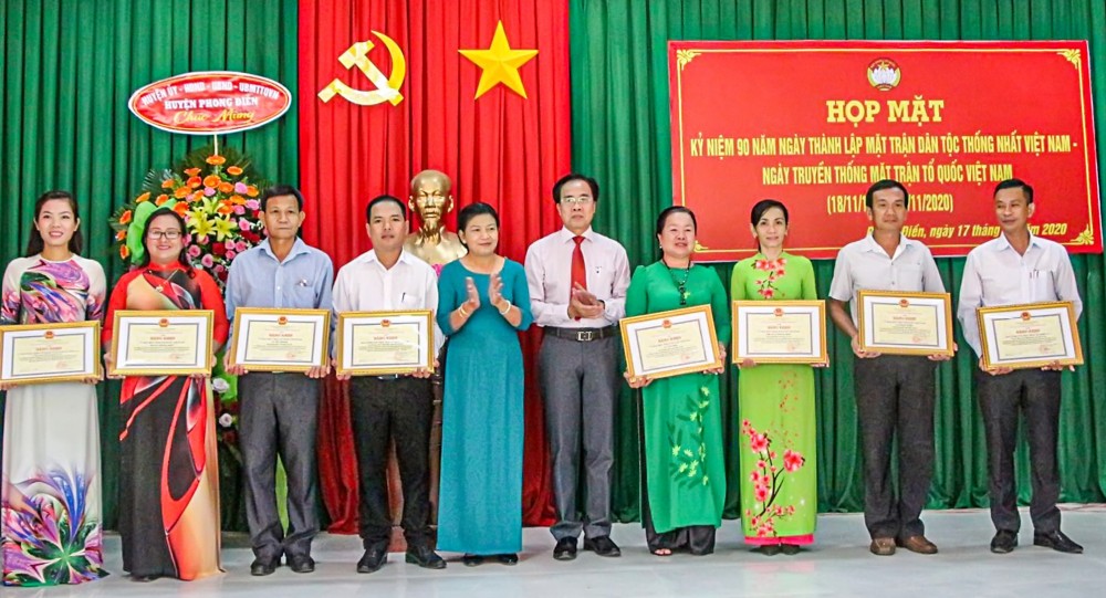 Các tập thể có thành tích xuất sắc trong thực hiện công trình chào mừng đại hội đảng các cấp và Ngày thành lập Mặt trận Dân tộc thống nhất Việt Nam được nhận Bằng khen của UBND thành phố Cần Thơ.