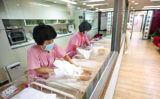 Nhiều nước nỗ lực thúc đẩy tỷ lệ sinh Y tá Hàn Quốc chăm sóc trẻ sơ sinh. Ảnh: SCMP
