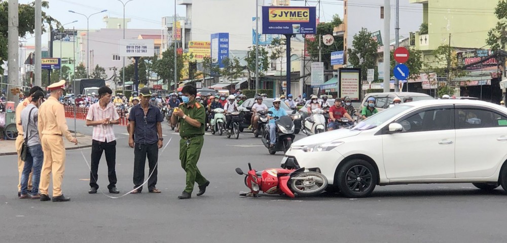 Lực lượng chức năng xử lý TNGT xảy ra trên địa bàn quận Ninh Kiều.