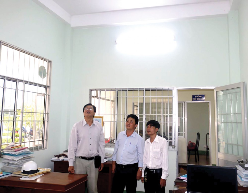 Cán bộ Sở Công Thương TP Cần Thơ nghiệm thu mô hình “chiếu sáng công sở” tại một tòa nhà công sở trên địa bàn huyện Vĩnh Thạnh.