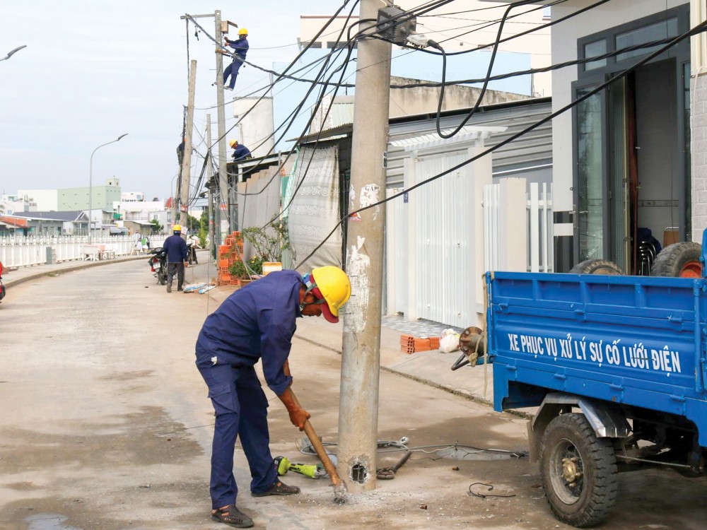 Thi công di dời lưới điện và các cột điện dưới lòng đường trên tuyến bờ kè Rạch Ngỗng, khu vực 5, phường An Hòa.