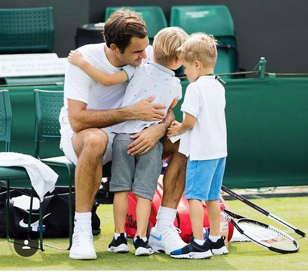 Roger Federer cùng hai con song sinh Leo và Lennart.