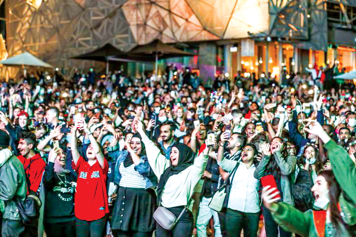 Người dân Úc tại thành phố Melbourne  hân hoan đón chào năm mới 2021. Ảnh: Getty Images