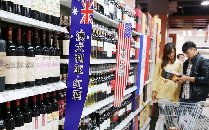 Rượu vang Úc được trưng bày tại một siêu thị ở Trung Quốc. Ảnh: AFP