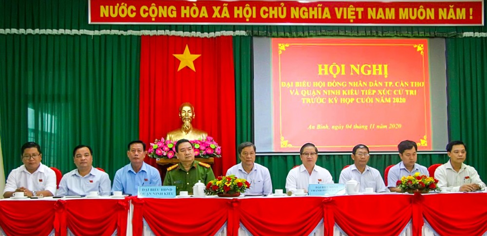 Đại biểu HĐND thành phố và quận Ninh Kiều lắng nghe ý kiến cử tri.